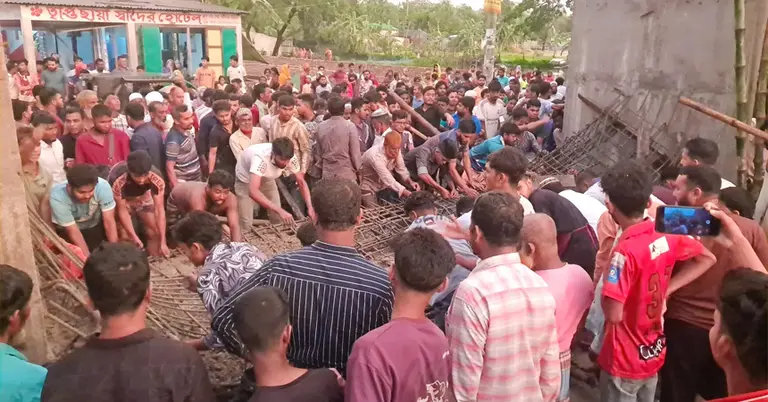 ধসে পড়া নির্মাণাধীন ফটক